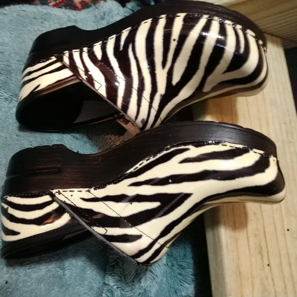 SOLD🦓🦓•Dansko🦓 Women's Clogs Size 37 Designer Zebra Stripes🦓 Patent Leather. - Picture 1 of 12